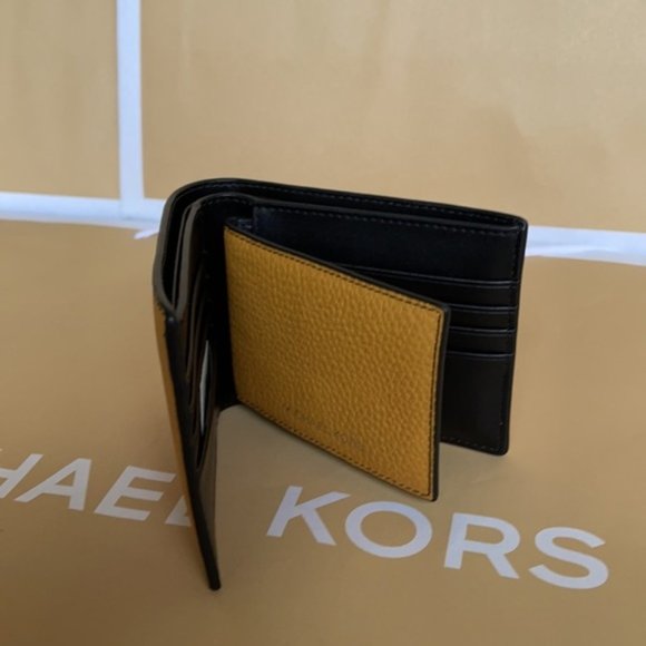 Michael Kors Men`s Cooper Pebbled Leather Billfold Wallet With Passcase - Picture 4 of 16